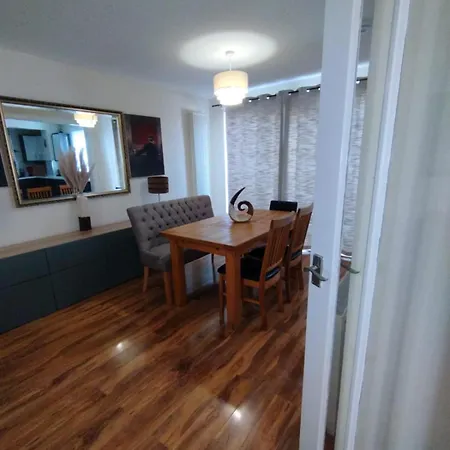 3 Bed House In - Private Parking فيلة *