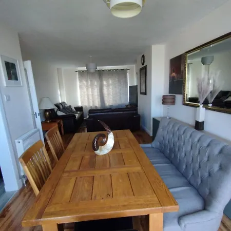 3 Bed House In - Private Parking Vila *