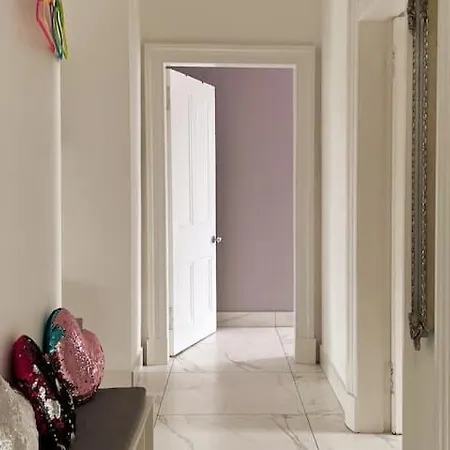 Spacious Modern Centre Castle Views Apartment