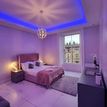 Spacious Modern Centre Castle Views *
