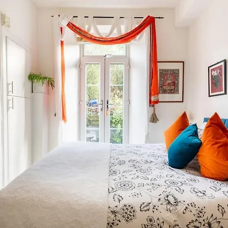 Holyrood Park: Lush & Arty 2 Double Bed Flat