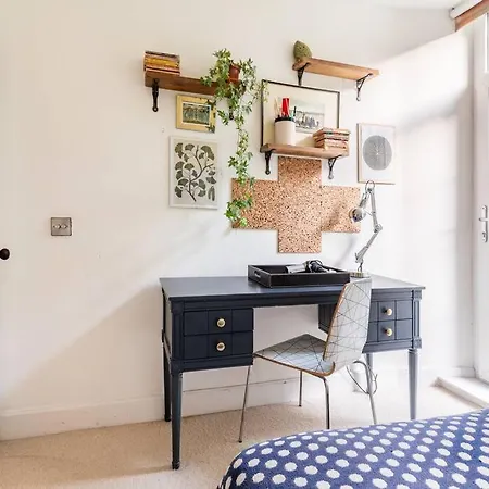 The Holyrood Park Hideaway Is A Lush & Arty 2 Double Bed Edimburgo