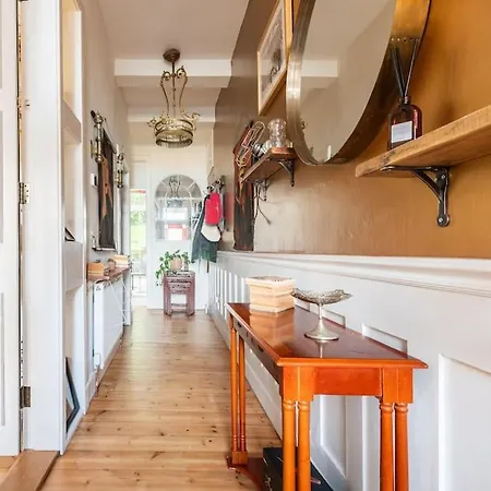 Holyrood Park: Lush & Arty 2 Double Bed Flat