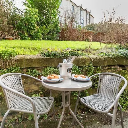 Holyrood Park: Lush & Arty 2 Double Bed Flat