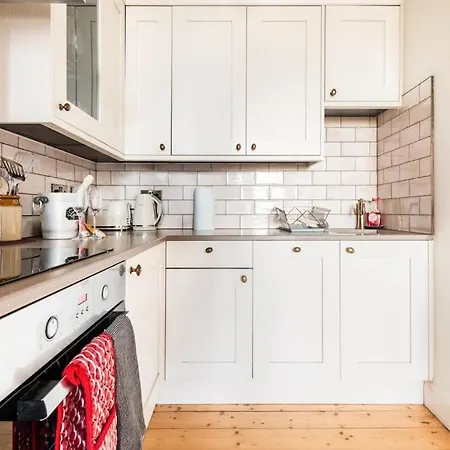 Holyrood Park: Lush & Arty 2 Double Bed Flat