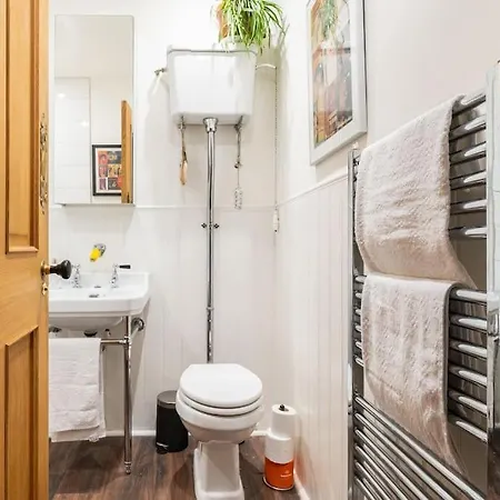 Holyrood Park: Lush & Arty 2 Double Bed Flat Edinburgh