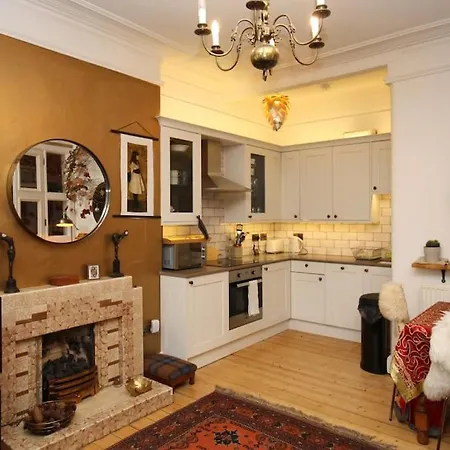 Holyrood Park: Lush & Arty 2 Double Bed Flat