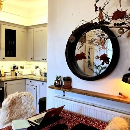 아파트 The Holyrood Park Hideaway Is A Lush & Arty 2 Double Bed 에든버러