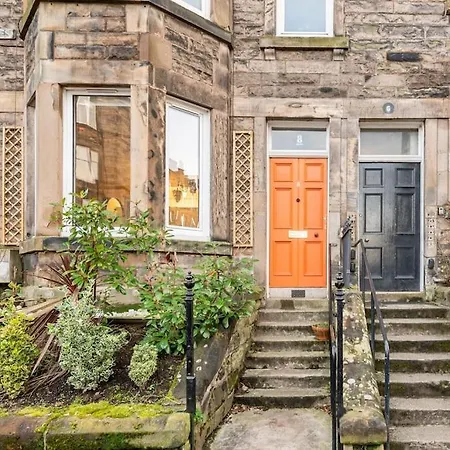 Holyrood Park: Lush & Arty 2 Double Bed Flat *