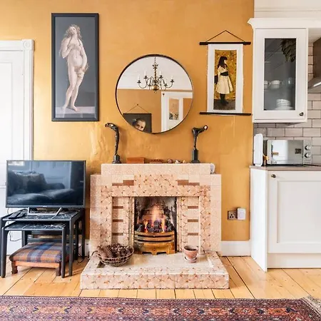 Holyrood Park: Lush & Arty 2 Double Bed Flat