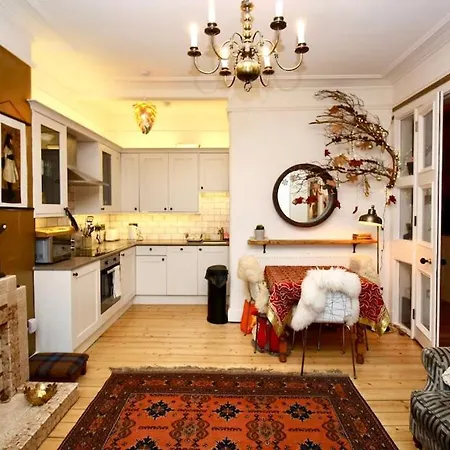 Holyrood Park: Lush & Arty 2 Double Bed Flat * エディンバラ