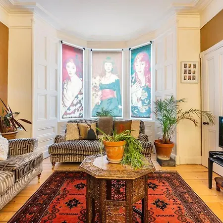 Holyrood Park: Lush & Arty 2 Double Bed Flat *
