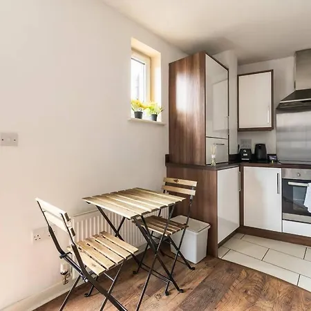 Stunning 1 Bd Flat In Lochend Park With A Patio
