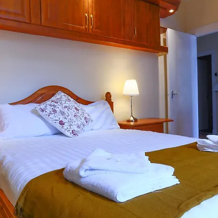 1 Minute From Royal Mile, Large 5 Bed Apartment Edinburgh