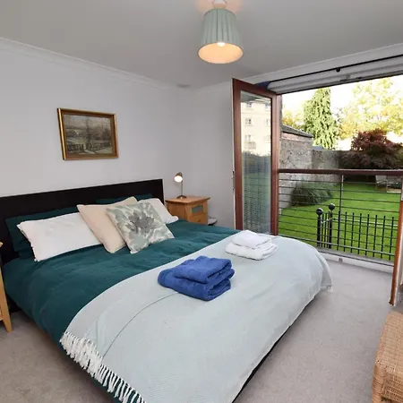 3 Bed In City Centre E1986 Edinburg