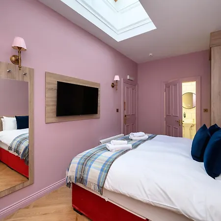 Queen Charlotte 3*
