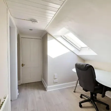 George Iv Bridge - Superbly Located 3 Bedroom! *