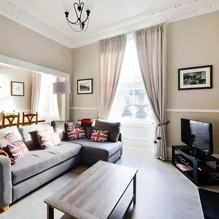 George Iv Bridge - Superbly Located 3 Bedroom!
