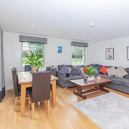 The Gate House - 3 Bed & Parking 빌라