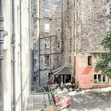 Modern Flat With Views By The Royal Mile