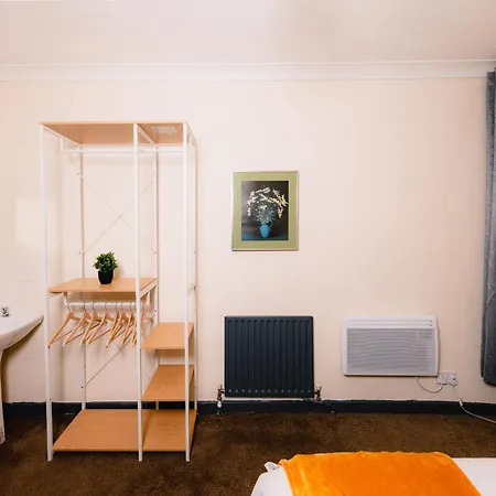 Cozy Old Town 4 Bedrm Apartment *