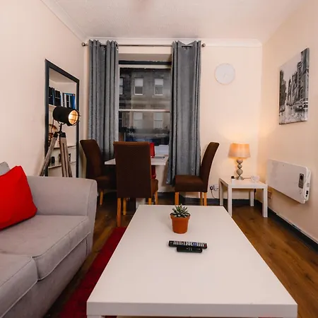 Cozy Old Town 4 Bedrm Apartment