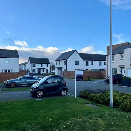 Beautiful 4-bedroom House With Private Garden & Parking Semesterbostad