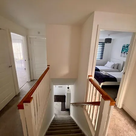 Semesterbostad Beautiful 4-bedroom House With Private Garden & Parking