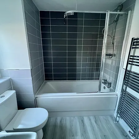 Сasa de vacaciones Beautiful 4-bedroom House With Private Garden & Parking