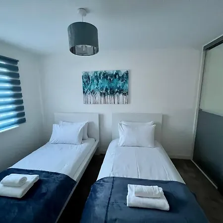 Dom wakacyjny Beautiful 4-bedroom House With Private Garden & Parking *