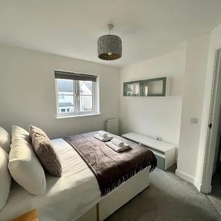 Semesterbostad Beautiful 4-bedroom House With Private Garden & Parking Edinburg