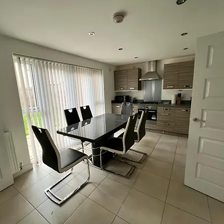 Semesterbostad Beautiful 4-bedroom House With Private Garden & Parking Edinburg