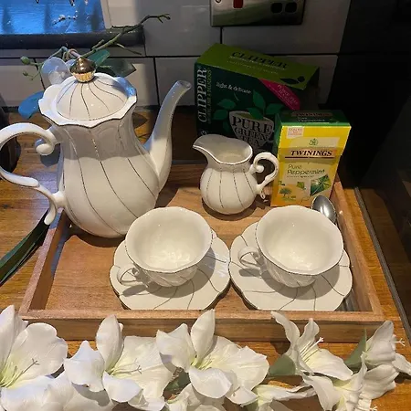 Dreghorn House 5 B-rooms 9 Beds 3 Toilets 2 Showers,1 Bath 2 Receiption Secure Free Parking 233 Wifi *