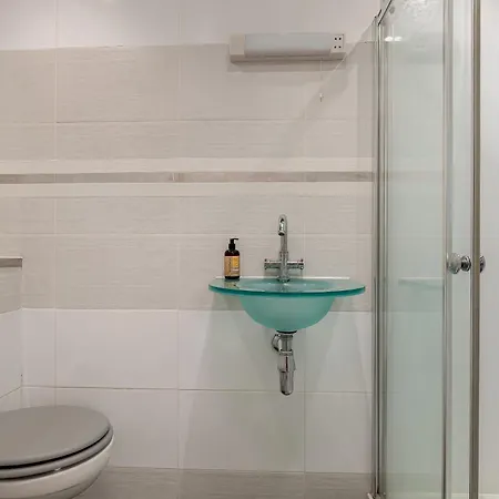 Stylish Victorian Apartment's Close To The Botanical Gardens, Free Parking!