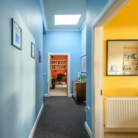 Daire 5-br 3-bth Newington - Modern & Spacious *