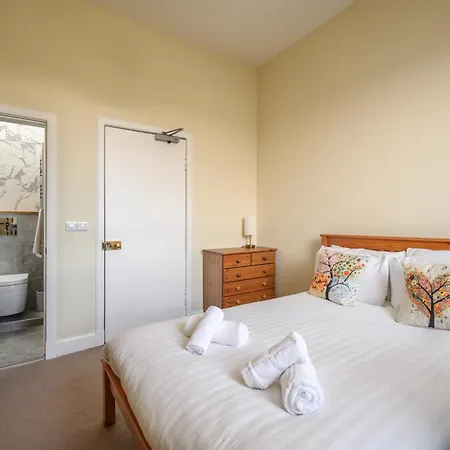 5-br 3-bth Newington - Modern & Spacious *