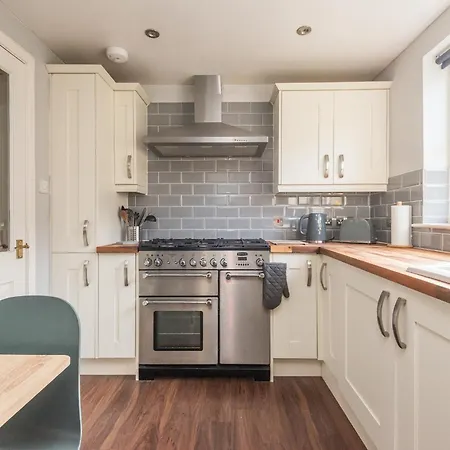 Cosy Roseburn Apartment, - 2 Bedrooms, Free Parking EDI