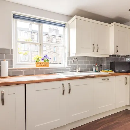 Cosy Roseburn Apartment, - 2 Bedrooms, Free Parking *