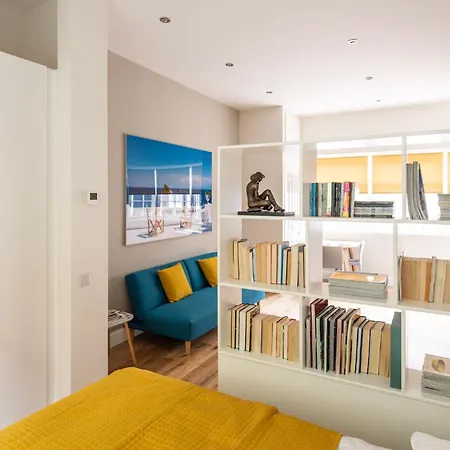 Artist's In Stockbridge Edinburgh