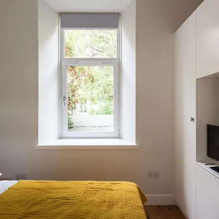 Artist's In Stockbridge * Edinburgh