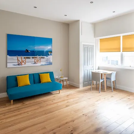 Artist's In Stockbridge * Edinburgh