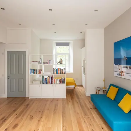 Artist's In Stockbridge Apartment Edinburgh