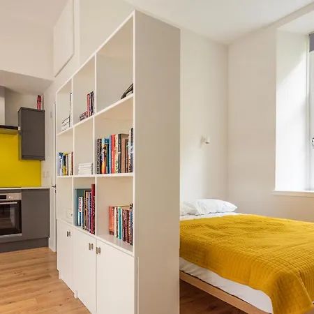 Artist's In Stockbridge Apartment Edinburgh