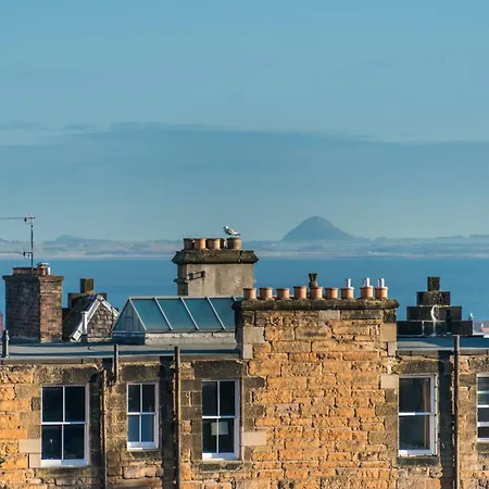 Quiet, 2 Bedroom Royal Mile Gem