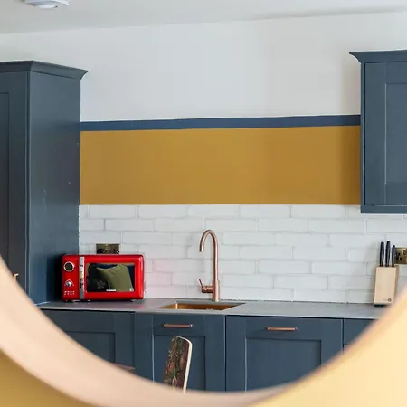 89 The Merchants- Chic By The House Of Danu