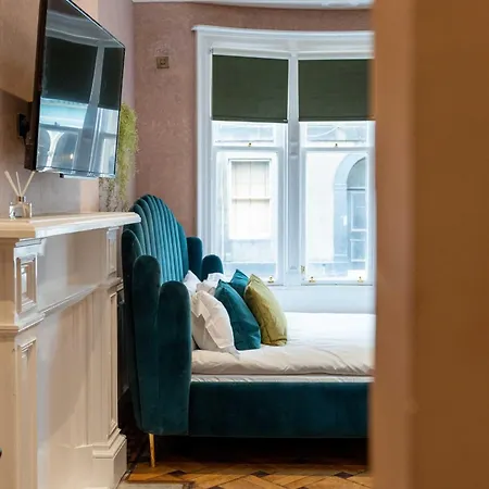 89 The Merchants- Chic By The House Of Danu