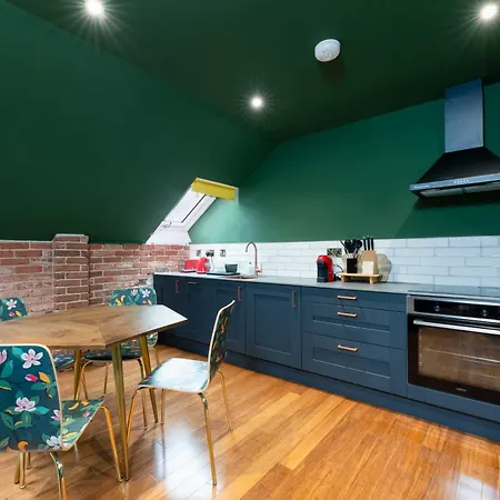 89 The Merchants- Chic By The House Of Danu