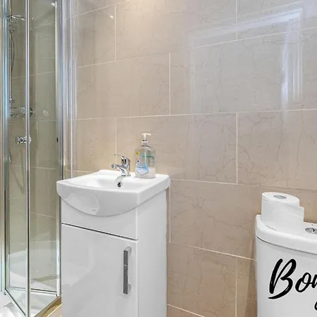 Voltaire - New Town 3br-2ba, Castle Street By Bonjour Residences 아파트