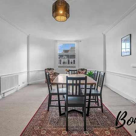 Voltaire - New Town 3br-2ba, Castle Street By Bonjour Residences