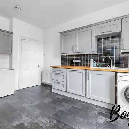 Voltaire - New Town 3br-2ba, Castle Street By Bonjour Residences Apartment *